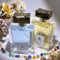 Flacon de parfum rectangulaire plat carré transparent personnalisé de 50 ml 100 ml avec pompe pulvérisateur à gouttelettes à sertir dorée de 15 mm pour diffuseur de Cologne
