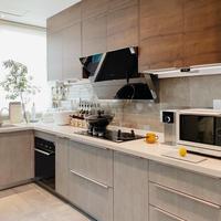 Armoire de cuisine moderne en bois de pin massif avec un design écologique, portes et panneaux en panneaux de particules résistants à l'eau