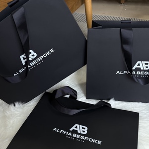 ถุงกระดาษสีดำแบบกำหนดเอง Alpha Bespoke พร้อมหูหิ้วริบบิ้น ใช้ซ้ำได้ หรูหรา สำหรับแชมพู มาสคาร่า พิมพ์ลายด้วยเทคนิคซิลค์สกรีน - Product Image 3