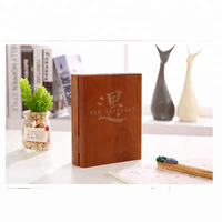 Horloge de table de bureau en bois poli décorative pour la maison modèle de salon artisanat en bois, boîtes en bois et panneaux muraux
