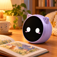 Robot chat parlant avec des histoires interactives et un assistant vocal pour les moments de lecture en famille et le divertissement à domicile pour les enfants