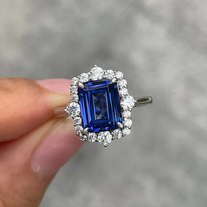 Anello di Lusso con Zircone Blu e Bordo in Imitazione di Giada, Gioiello Unisex alla Moda - Product Image 6