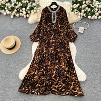 Robe de luxe LW1307 Robe ample à col rond imprimé léopard avec embellissements en strass et ourlet plissé Vêtements pour femme
