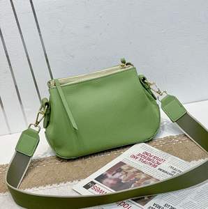 Couche supérieure en <span class=keywords><strong>cuir</strong></span> de vachette femmes <span class=keywords><strong>sac</strong></span> à bandoulière simple épaule pratique coque en <span class=keywords><strong>cuir</strong></span> souple multi-compartiment à la mode printemps été - Product Image 1