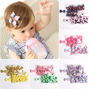 Venta al por mayor de 40 piezas de horquillas para el <span class=keywords><strong>cabello</strong></span> simples, dulces y pequeñas, con diseño floral, de tela, metal y perlas, para niñas, con lazo de cinta, rayas y puntos estampados - Product Image 1