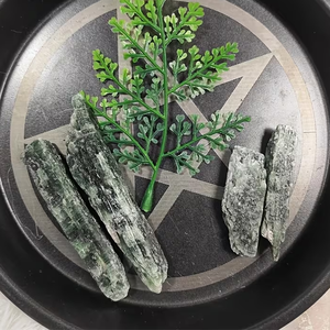 Pierre brute de cyanite verte naturelle en gros, spécimen minéral brut, pierre de guérison énergétique pour la décoration intérieure et la création de bijoux - Product Image 4