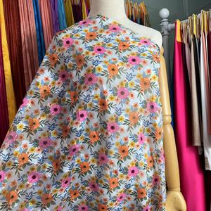 Vente en gros de mousseline de soie polyester personnalisé fleurs coupées impression numérique <span class=keywords><strong>tissu</strong></span> <span class=keywords><strong>au</strong></span> mètre <span class=keywords><strong>pour</strong></span> les femmes - Product Image 1