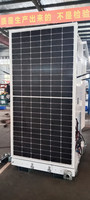 Tour de vidéosurveillance solaire Cube avec mât de 6 m, 4 panneaux de 440 W et 4 anneaux d'antenne cellulaire pour la surveillance de la sécurité publique