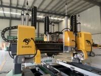 Scie à panneaux de porte CNC automatique à quatre bords avec contrôle intelligent pour le traitement des panneaux de meubles en bois