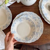 Service de vaisselle en céramique bleu baroque européen à motif floral avec dentelle en relief, ensemble vintage de tasses et assiettes pour mariage