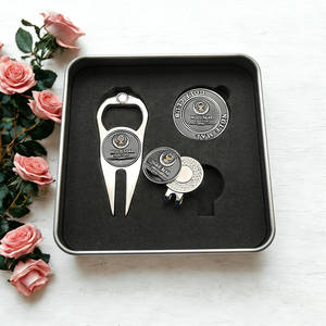 Set de Regalo de Golf al por Mayor para Fabricantes: Abrebotellas, Herramienta para Divots, Marcadores de Pelota y Fichas de Póker de Metal con Logotipo Personalizado - Product Image 1
