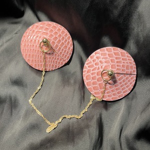 Les nouveaux cache-tétons roses ronds et petits carrés en alliage PU de Manyu, avec texture tridimensionnelle et chaîne métallique, sont parfaits. - Product Image 1
