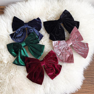 Barrette à cheveux pour femme en tissu velours doré de 14,5 cm, nœud papillon fait main, couleur unie, pour les occasions de bal et de fête - Product Image 1