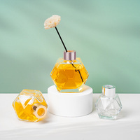 Bouteilles en verre parfumées de luxe, disponibles en tailles 50 ml, 100 ml et 200 ml, ainsi que des flacons diffuseurs à bâtonnets et des flacons de parfum vides.
