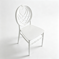 Chaise Chiavari en plastique empilable, dossier creux en forme de cœur, pieds imitation bambou, blanche, pour mariages, banquets et événements (vente en gros)