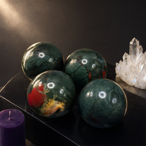 Boule de cristal de jaspe sanguin - Énergie/Reiki/Thérapie par les cristaux - Diamètre de 2,5 pouces et 275 g (0,61 lb) - UN SEUL EXEMPLAIRE - Product Image 3