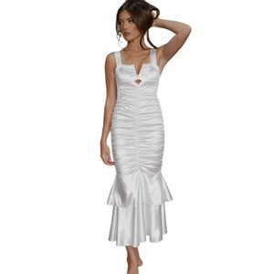 Abito Lungo da Donna di Alta Gamma con Volant, Nuovo Design Primavera 2026, in Raso Bianco Solido, Sensuale, Senza Maniche, con Schiena Scoperta e Dettagli Pieghettati - Product Image 5