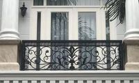 Rampe de balcon moderne en fer forgé et acier, main courante galvanisée pour terrasse et escalier extérieur, design élégant