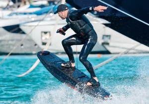 Planche de surf Ravik Ultimate noir et blanc de qualité supérieure avec logo et ailerons rouges, prête à être expédiée avec garantie - Product Image 4