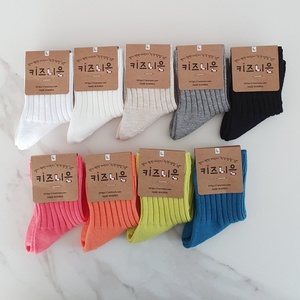 Chaussettes côtelées antidérapantes durables et chaussons pour bébés avec ajustement breveté à 90 degrés et mélange de coton - Product Image 2