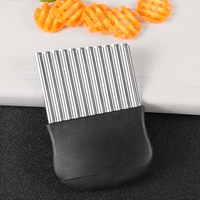 Roestvrijstalen friet- en groentesnijder met gegolfd design, comfortabel handvat, duurzaam plastic voor het snijden van aardappelen