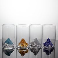 Verre à eau, jus ou whisky en verre transparent fait main avec base 3D montagne et points de couleur, idéal pour la décoration de bar à domicile et comme cadeau
