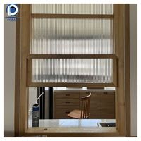 Fenêtre moderne en bois MDF avec panneaux de verre-Idéal pour la transmission de la lumière dans le salon