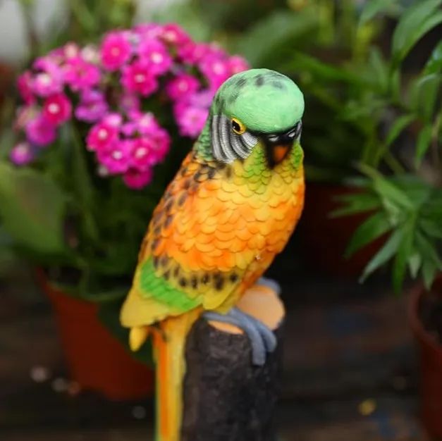 Een Papegaaientuinbeeld Op Een Buitenstronk Van Hars