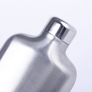 Botella de Vino Plana de Acero Inoxidable Plateada de 500 ml con Logotipo Personalizado para Uso en Exteriores - Product Image 4