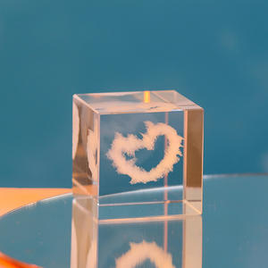 Honneur de cristal Meilleures ventes Cube de cristaux de guérison clairs Cube de cristal de <span class=keywords><strong>nuage</strong></span> de <span class=keywords><strong>coeur</strong></span> gravé au laser 3D - Product Image 6