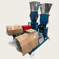 Les fermes utilisent des machines à granulés manuelles de petite taille pour la production d'aliments pour volailles et bétail, destinées aux élevages avicoles et bovins.