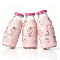 Les marques de boissons bio utilisent des bouteilles de lait en verre transparent ergonomiques et rainurées avec des bouchons à vis en métal rose fuchsia.