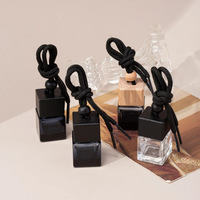 Flacon de parfum en verre noir carré de 8 ml avec bouchon à vis, huile essentielle pour voiture, aromathérapie, pendentif pour rétroviseur, contenant de parfum vide