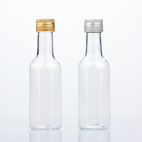 Logo personnalisé 50ml Mini plastique Rhum Whisky Tequila Bouteilles d'alcool avec bouchon Long cou Transparent PET Emballage de bouteille de qualité alimentaire