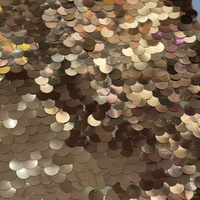 Tissu de luxe dernière génération, extensible dans les 4 sens, en dentelle rose et maille brodée, avec de grandes paillettes irisées multicolores effet sirène, pour robe de mariée et toile de fond