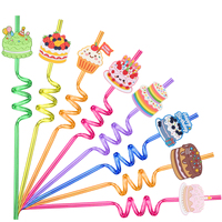 Pailles réutilisables en PETG en gros avec breloque gâteau d'anniversaire en silicone, pailles à boire en plastique colorées en spirale pour les fêtes d'anniversaire des enfants