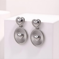 Boucles d'oreilles minimalistes en forme de cœur texturées avec cœur en acier inoxydable plaqué or 18 carats pour cadeau d'anniversaire