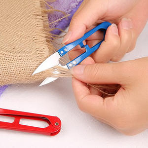 Tijeras de hilo en forma de U de colores, tijeras de hilo con resorte, tijeras de hilo en forma de U para punto de cruz, cortador de hilo de coser de tres colores - Product Image 3