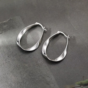 Boucles d'oreilles créoles classiques simples et lisses, plaquées argent, forme géométrique torsadée en éllipse, bijoux de fête pour femme, idéales pour un anniversaire - Product Image 5