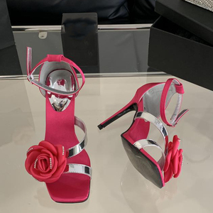 Sandales à talons hauts pour femme, style escarpins, à bout ouvert, avec lanières argentées, boucles à la cheville et motif floral en soie sur le devant - Product Image 4