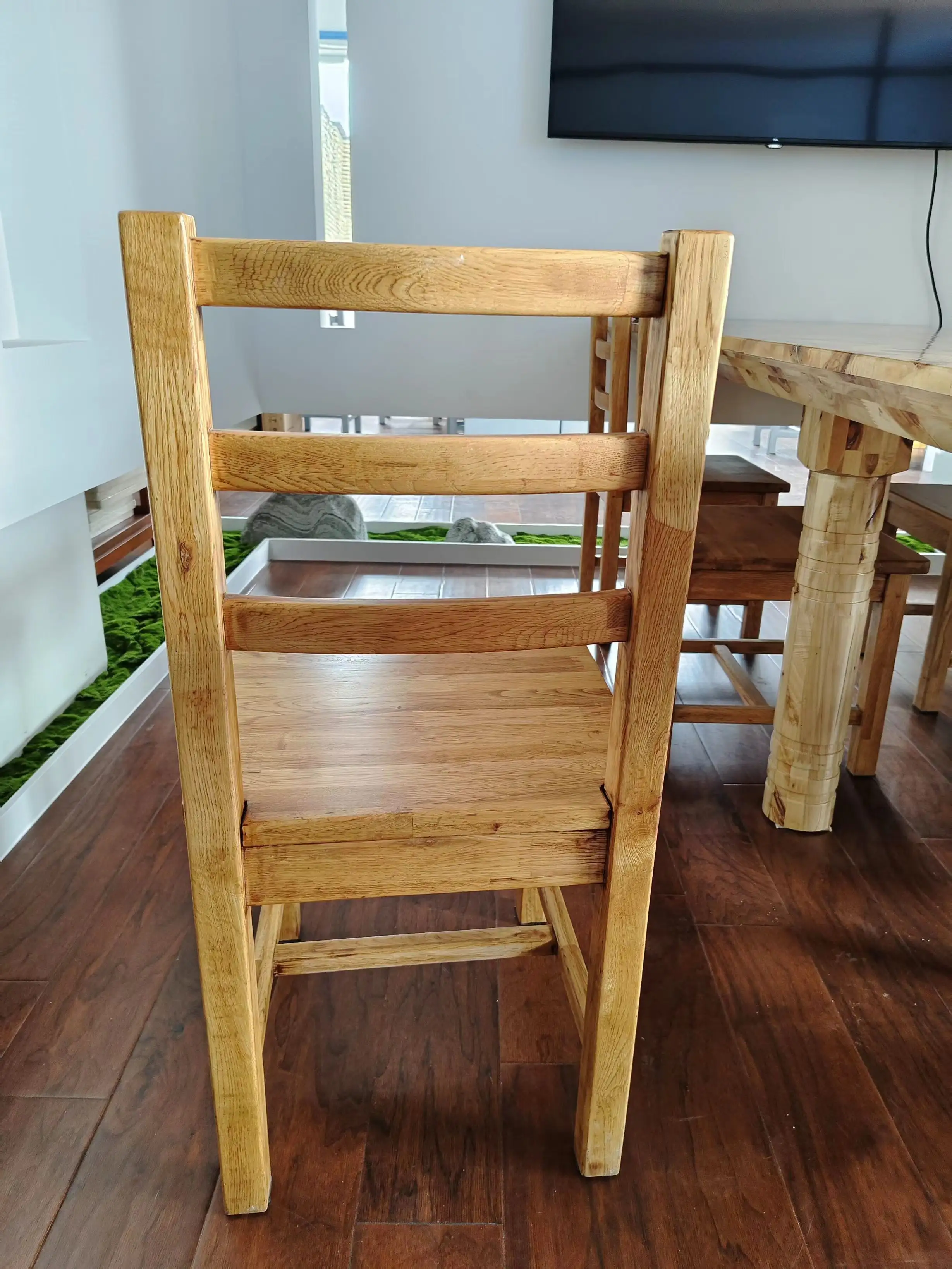 नॉर्डिक ठोस लकड़ी की असबाब वाली डाइनिंग कुर्सियाँ