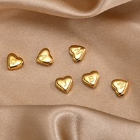 2024 plus récent bricolage en acier inoxydable bijoux perles 18k plaqué or petit trou 1.5mm gravé 26 initiales 26 lettres anglaises coeur