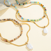 Collier ras du cou bohème à perles de pierre naturelle superposées, chaîne chevrons et pendentif perle d'eau douce baroque, idéal pour les cadeaux d'anniversaire