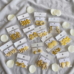 Pendientes de botón de acero inoxidable chapado en oro PVD de 18 quilates, impermeables, hipoalergénicos, con diseño de flor, lazo, geométrico y concha ondulada, regalo 2026 - Product Image 1