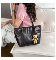 Grand sac fourre-tout en cuir PU pour femme, sac à main vintage à bandoulière avec pendentif ours pour le travail et les trajets quotidiens