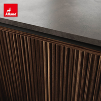 Armoire de cuisine Alland de style minimaliste noir, en placage de noyer à grain vertical, avec porte cannelée personnalisée et îlot supérieur mat