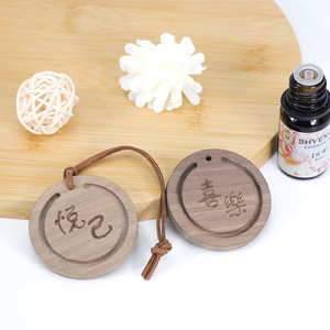 Diffuseur de voiture créatif DIY en bois, étiquette ronde en noyer pour aromathérapie, diffuseur d'huiles essentielles en copeaux de bois, gravure personnalisée - Product Image 1