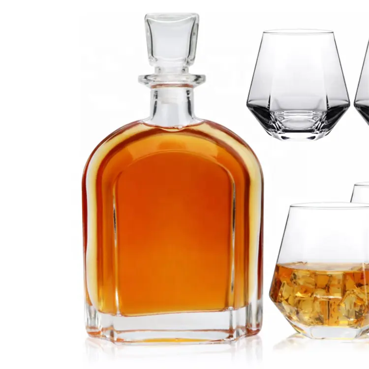 Vide liqueur spiritueux cadeau bouteille de vin à la main délicate vodka gin carafe tequila whisky bouteille en verre