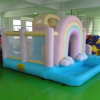 Château gonflable couleur macaron avec design arc-en-ciel, maison de rebond gonflable pour enfants dans la cour