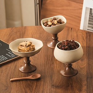 Bol sur piétement en céramique mate à bord ondulé avec base en <span class=keywords><strong>bois</strong></span> naturel, idéal pour servir des snacks, des fruits, des noix, des desserts, comme centre de table pour salon et cuisine - Product Image 2